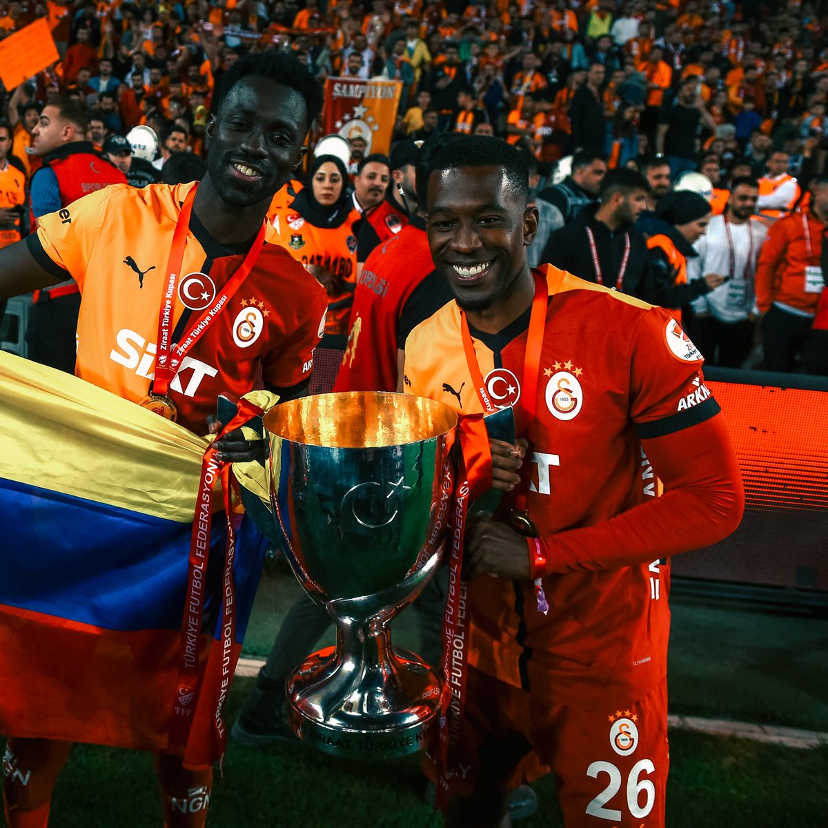 KRCGenkofficial's tweet photo. They wore our blue, now they wear gold🥇
Congrats, Muñoz, Cuesta &amp; Lucumí 💙🇨🇴
#mijnploeg https://t.co/nszT38QGZv