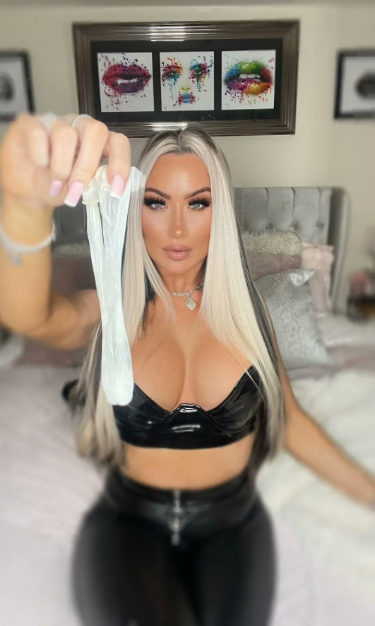 HerrinMiray's tweet photo. Welcher sklave ist jetzt bereit abzudrücken ? und diese kondome runter zu schlucken  ☺️ #Geldsklaven #geldschwein #geld #herrin #paypal #türkischeherrin #sklaven #moneygirl #hunde #heiss #gutscheine #fußfetisch #euros #dessous #füße https://t.co/XVqXSrFaQs