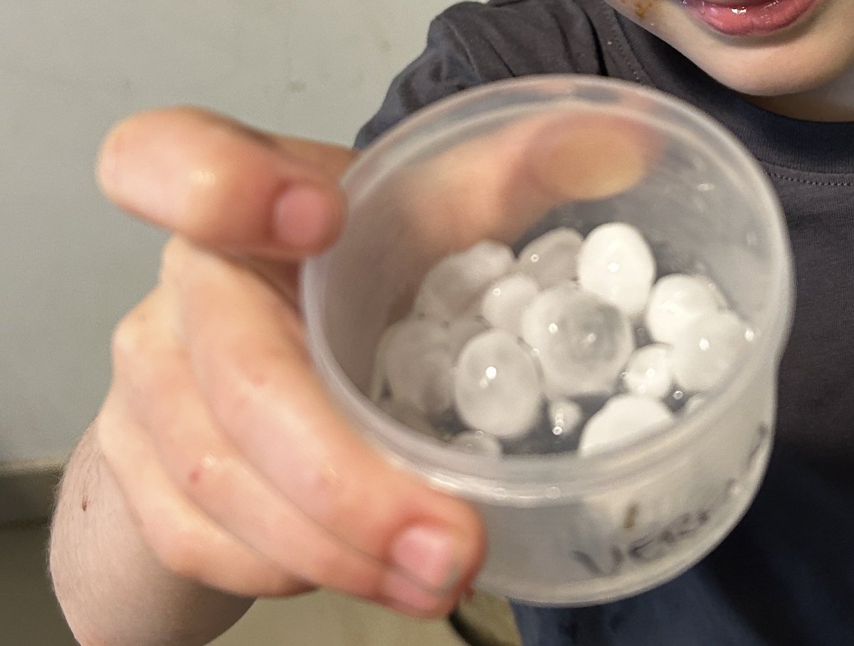 masmariela's tweet photo. @MeteoFedex Por Loma Verde hace 10 minutos cayó granizo, un par de truenos y un lindo chaparrón!! Niño feliz que vio granizar por primera vez🫣 https://t.co/937lQsVDQN