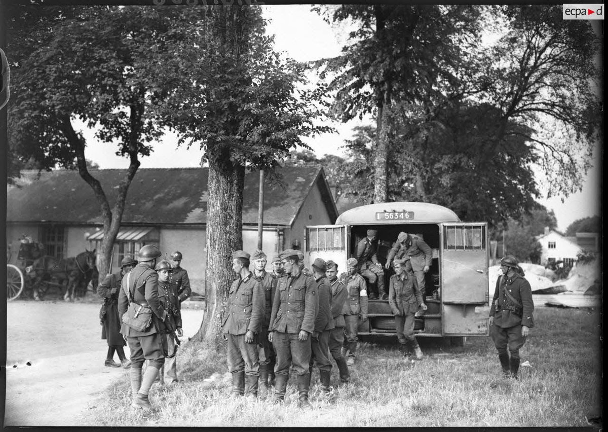 stug75020's tweet photo. Hello ! Une idée de la localisation précise ? Sur ECPAD il est évoqué Rethel (suite aux combats de fin mai 1940). Probablement entre Reims et Rethel ??  Poke @butch2k @C_VargasHarle https://t.co/RtB5ZRv6yc