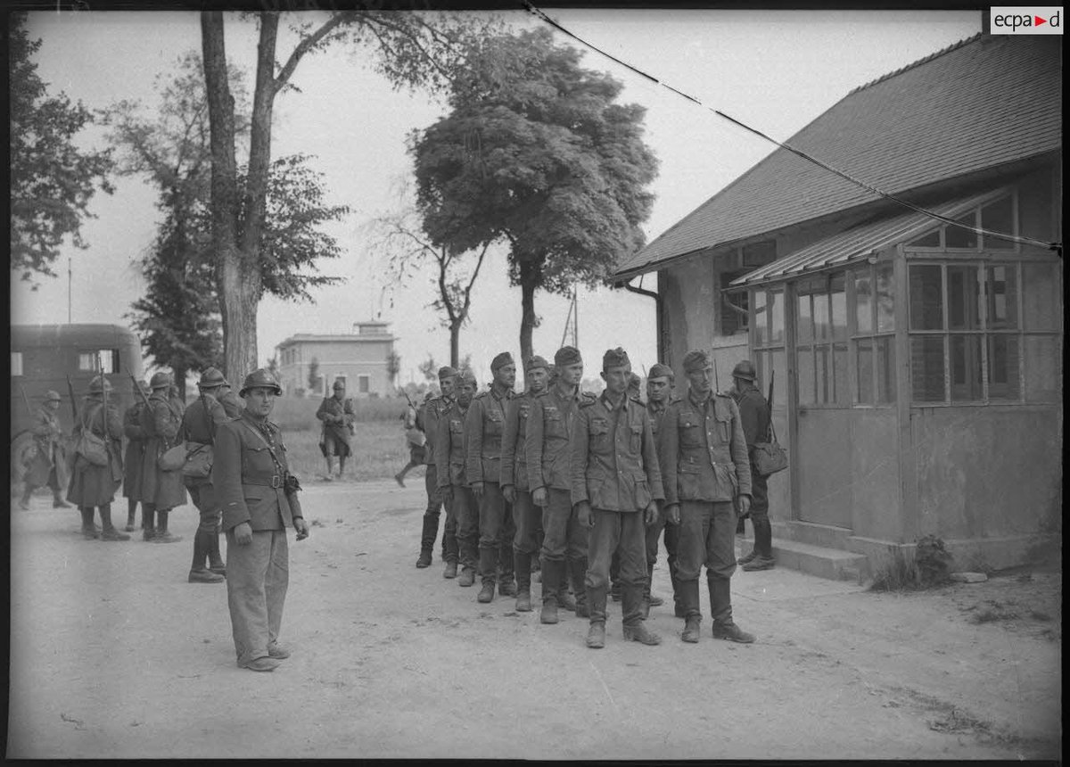 stug75020's tweet photo. Hello ! Une idée de la localisation précise ? Sur ECPAD il est évoqué Rethel (suite aux combats de fin mai 1940). Probablement entre Reims et Rethel ??  Poke @butch2k @C_VargasHarle https://t.co/RtB5ZRv6yc