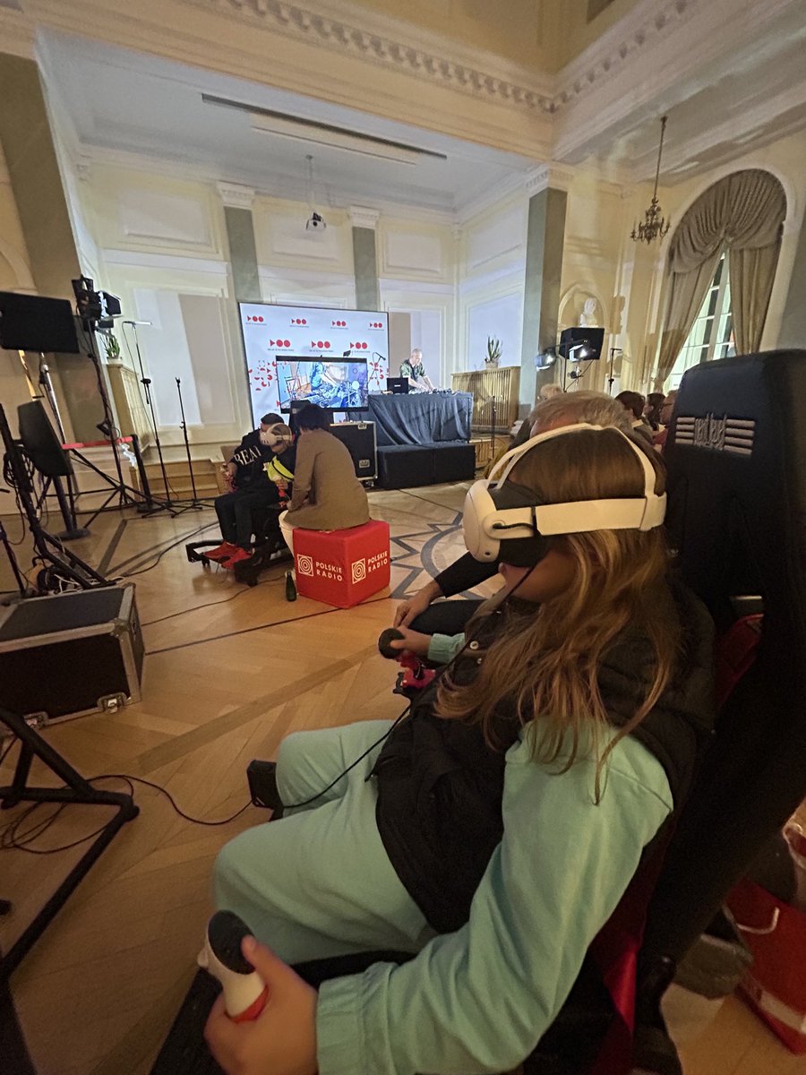 Polskie Radio w Pałacu Staszica! 

🚀 To kolejna okazja, by zagrać w „Audionatów”, czyli naszą VR-ową grę, która zabierze Was w podróż przez 100 lat naszych dźwięków! 

🎤 co godzinę koncert.
#NocMuzeow
