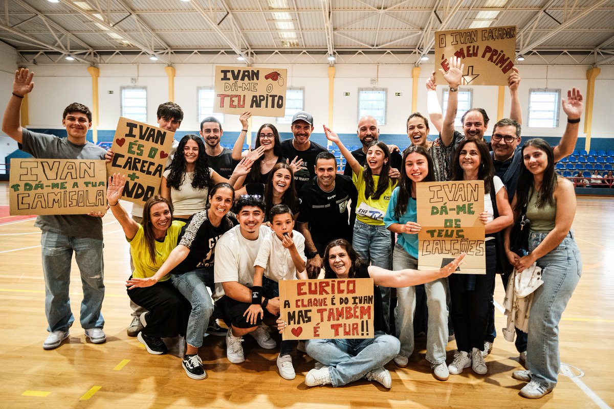 AndebolPortugal's tweet image. Haveria melhor palco para o último apito?! 🥹 Foi em casa 📸🏠
 
Obrigado Eurico e Ivan ❤️

#andebolportugal #arbitragem #referee