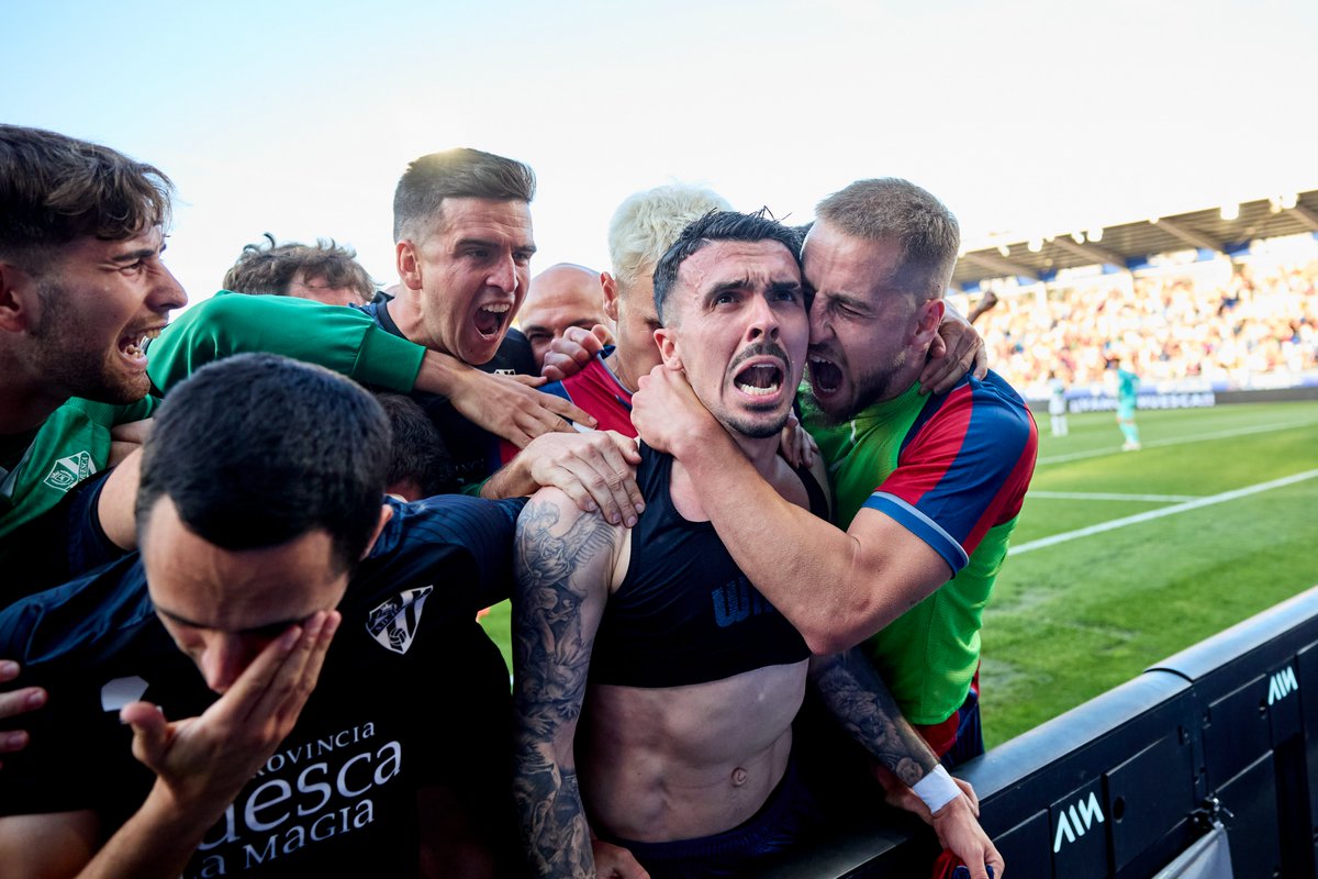Un fotón descomunal que refleja la pasión de dos tipos que sienten de verdad a la #SDHuesca.

Carlos Calvo y Jorge Pulido.