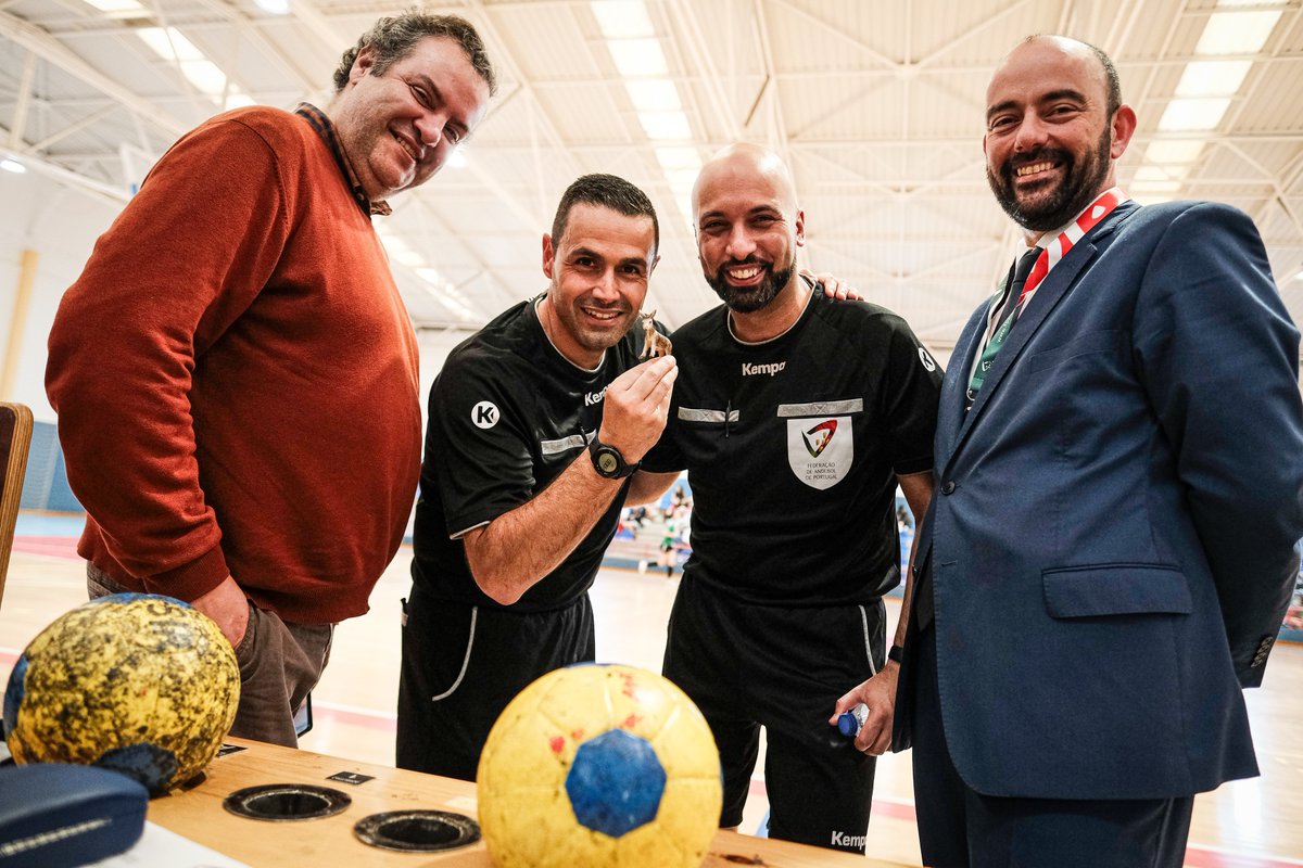 AndebolPortugal's tweet image. Haveria melhor palco para o último apito?! 🥹 Foi em casa 📸🏠
 
Obrigado Eurico e Ivan ❤️

#andebolportugal #arbitragem #referee