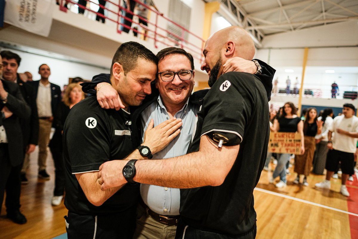 AndebolPortugal's tweet image. Haveria melhor palco para o último apito?! 🥹 Foi em casa 📸🏠
 
Obrigado Eurico e Ivan ❤️

#andebolportugal #arbitragem #referee