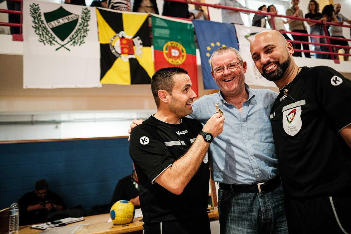 AndebolPortugal's tweet image. Haveria melhor palco para o último apito?! 🥹 Foi em casa 📸🏠
 
Obrigado Eurico e Ivan ❤️

#andebolportugal #arbitragem #referee