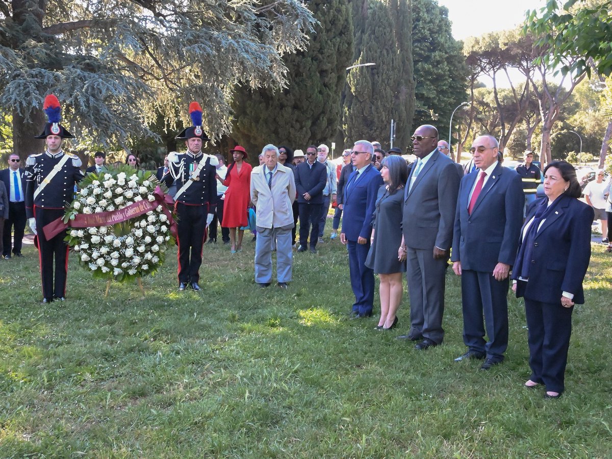 🇨🇺| Este sábado el vicepresidente <a href="/SalvadorValdesM/">SalvadorVM</a>, junto a la delegación que lo acompaña a la entronización del papa León XIV, rindió tributo a José Martí, a pocas horas de conmemorarse el aniversario 130 de su caída en combate.

🧶