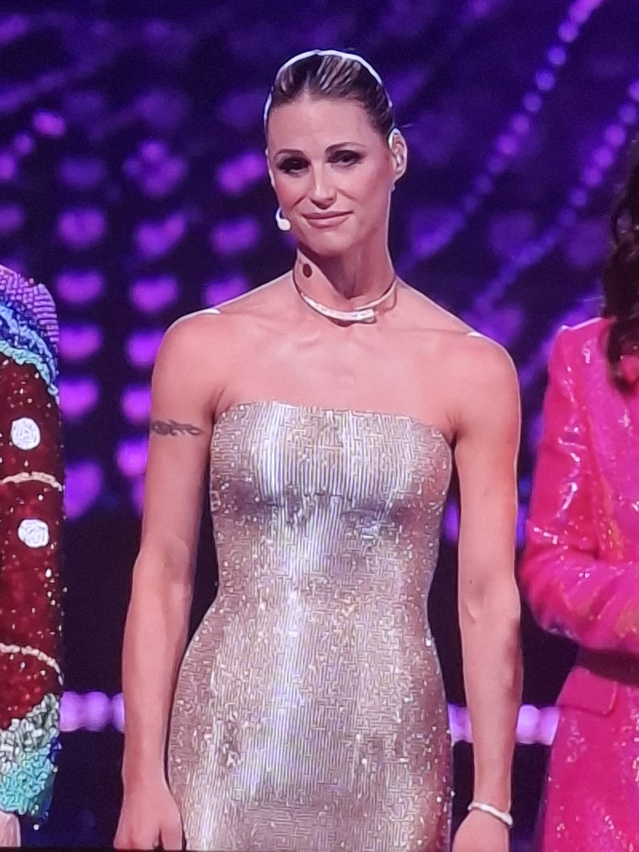 Is de Pamela Anderson tatoeage weer hip?

#Songfestival