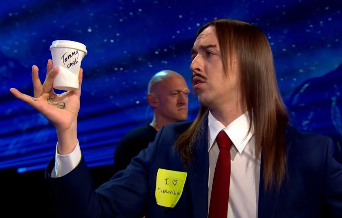 literalmente yo cuando me levanto por las mañanas admirando mi primer cafecito del dia #EurovisionRTVE