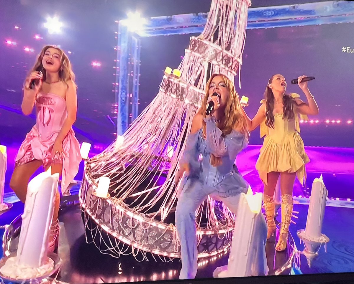 Momarcast's tweet photo. @LadillaRusa Soy Bella Durmiente y estoy tumbaíta
Traeme speed que me despierte que me estoy quedando frita
#EurovisionRTVE #Eurovision https://t.co/OMb1yzQmqq