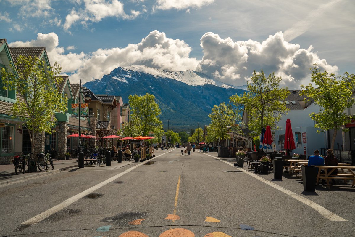 TourismCanmore's tweet photo. 🚧 Canmore’s Main Street (8th St) is now a pedestrian-only zone until October 17.

No cars—just space to stroll, cycle, and explore downtown Canmore.

Explore cafés, shops, restaurants, art galleries, and mountain views.

📸 Travel Alberta

#ExplroeCanmore #ExploreKananaskis https://t.co/8YjfVbpPEI