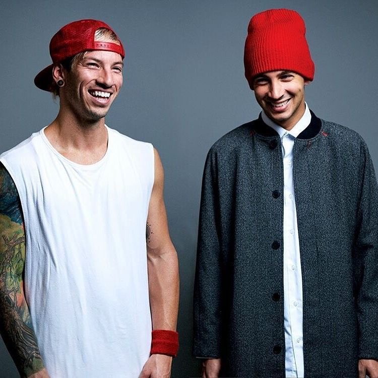tracklist's tweet photo. Há 10 anos, twenty one pilots redefinia a música alternativa com o lançamento de "Blurryface". 

Vencedor do Grammy com a faixa "Stressed Out", o álbum atingiu #1 na Billboard 200 e acumula mais de 8 BILHÕES de streams. https://t.co/UXxUWaGrHQ