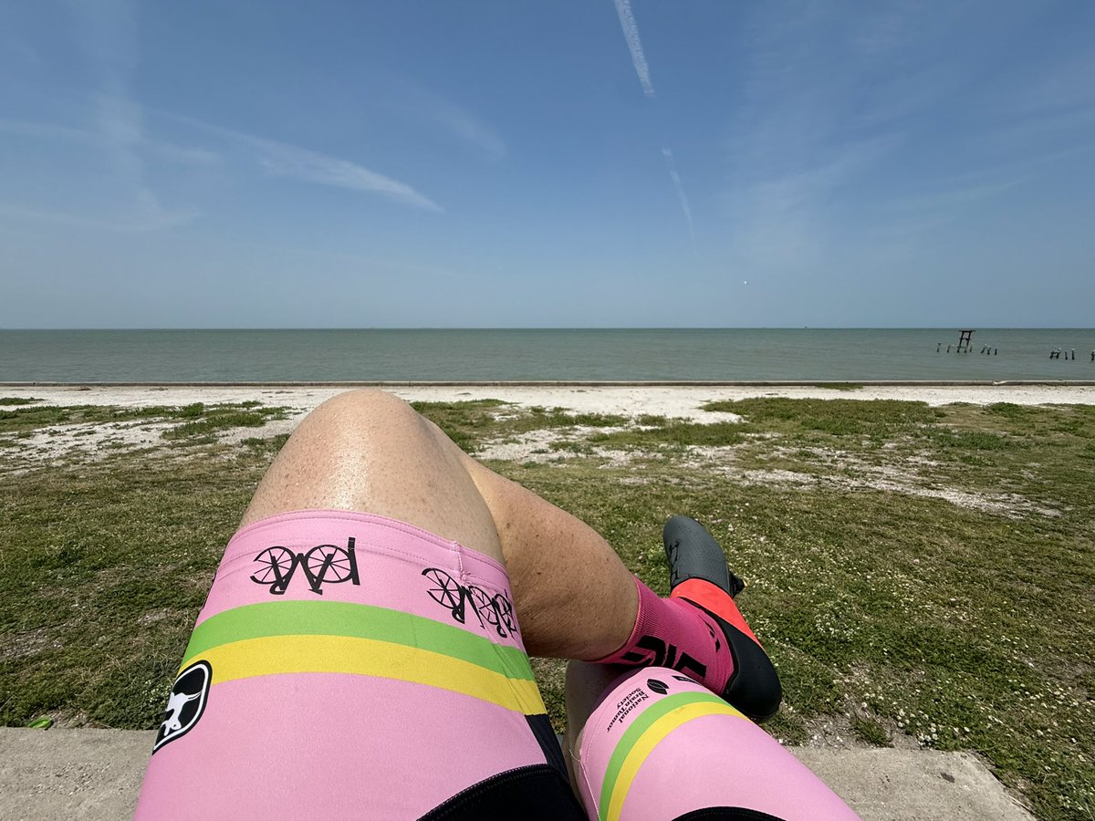 The water views are the only thing I like about this city.  One of my favorite stopping points around mid-ride. It’s not Cape Cod during the PMC though. #PedalDamnIt #RideYourBike #sūffer <a href="/wedusport/">WEDŪ</a> #countryroadstakemehome <a href="/PanMass/">Pan-Mass Challenge</a> #TeamKermit #CorpusChristi