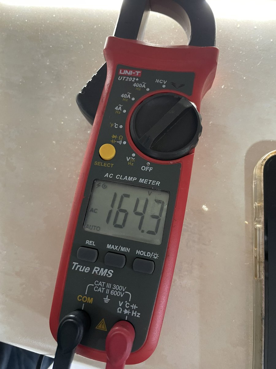 rewind365's tweet photo. @CGE_Clientes @CGE_Energia @SEC_cl estimados nuevamente nivel de tensión bajo, provocando mal funcionamiento de los artefactos y elevando el nivel de corriente en el sistema!!! Necesitamos reparar, cambiar subestación eléctrica y líneas de distribución!!!! https://t.co/vJ0WByDM98