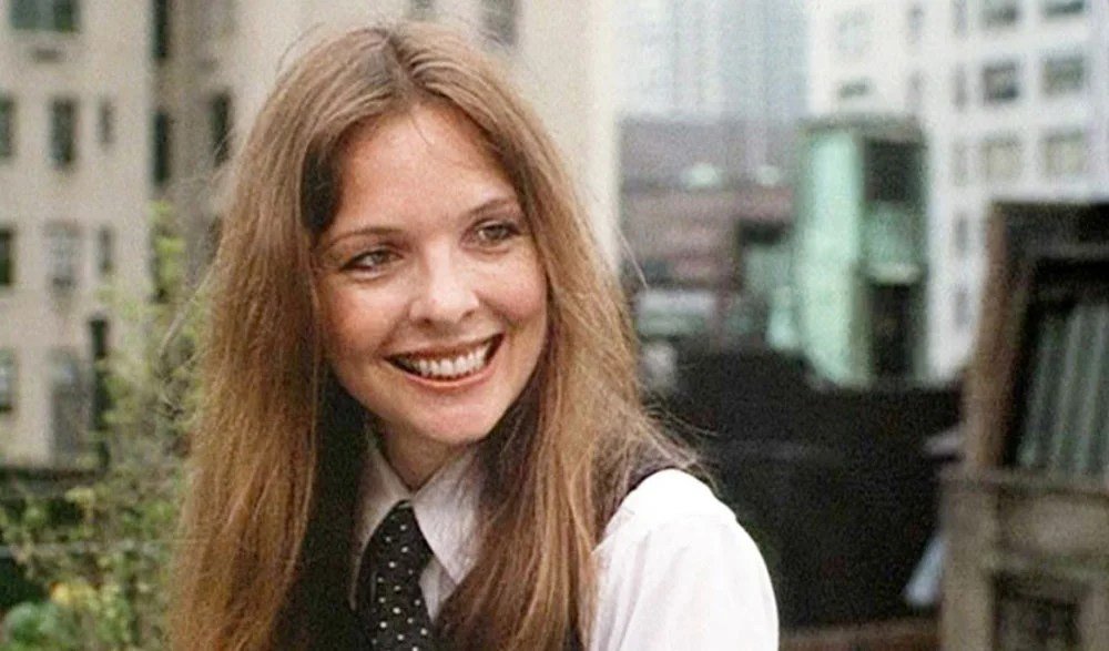 Lo que más me fascina —me mola, pero en el sentido más amplio de la palabra: no solo porque sea curioso, sino porque hay algo existencialmente satisfactorio, incluso un poco hipnótico, en el dato en sí— es que Michael Keaton sea un nombre artístico. 

Y no por lo que eso implica