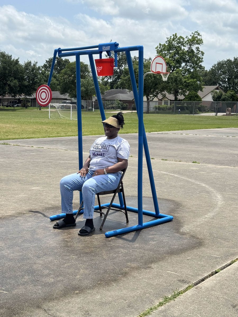 A_Hart73's tweet photo. 🌊💦 Happy Water Day! 🎉 When the students couldn't dunk Hart and @pamcgolden ,the teachers decided to step in... and let's just say, they might have had a little "help" to make it happen! 😂💧 #DunkTheAdmin #WaterDayFun @BlackES_AISD @nparedes2000 https://t.co/QddarBHL85