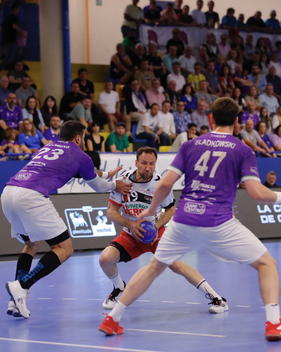 ASOBAL's tweet photo. 😱 Un gol en el último suspiro de @panchitoolombar permite a @bmguadalajara arañar el empate ante @BalonmanoNava (31-31)

🟣 Los alcarreños suman un punto de oro en su objetivo de la permanencia en la #LigaPlenitude 

📸 Santi Molina 

#️⃣ #EscuelaDeTalento https://t.co/SDf4yqiF2B