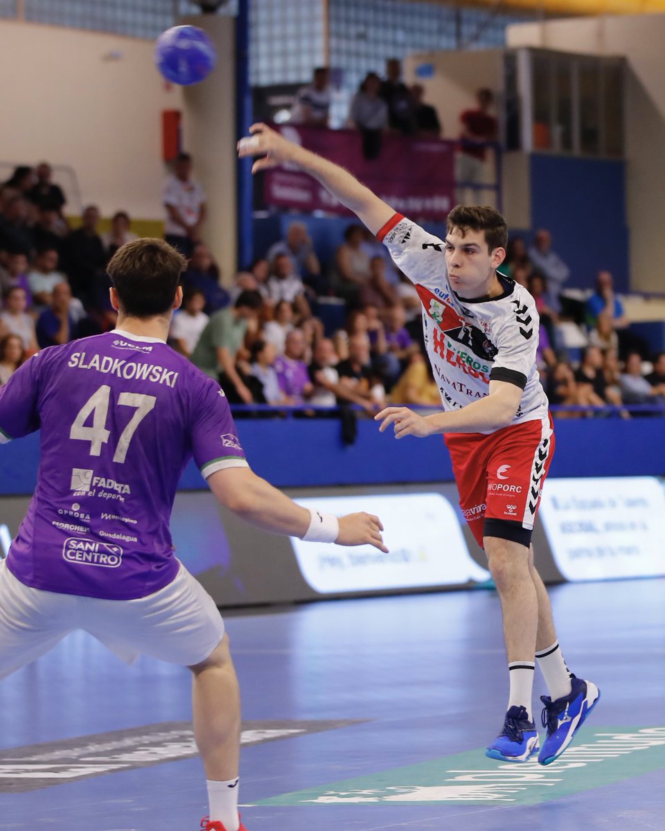 ASOBAL's tweet photo. 😱 Un gol en el último suspiro de @panchitoolombar permite a @bmguadalajara arañar el empate ante @BalonmanoNava (31-31)

🟣 Los alcarreños suman un punto de oro en su objetivo de la permanencia en la #LigaPlenitude 

📸 Santi Molina 

#️⃣ #EscuelaDeTalento https://t.co/SDf4yqiF2B