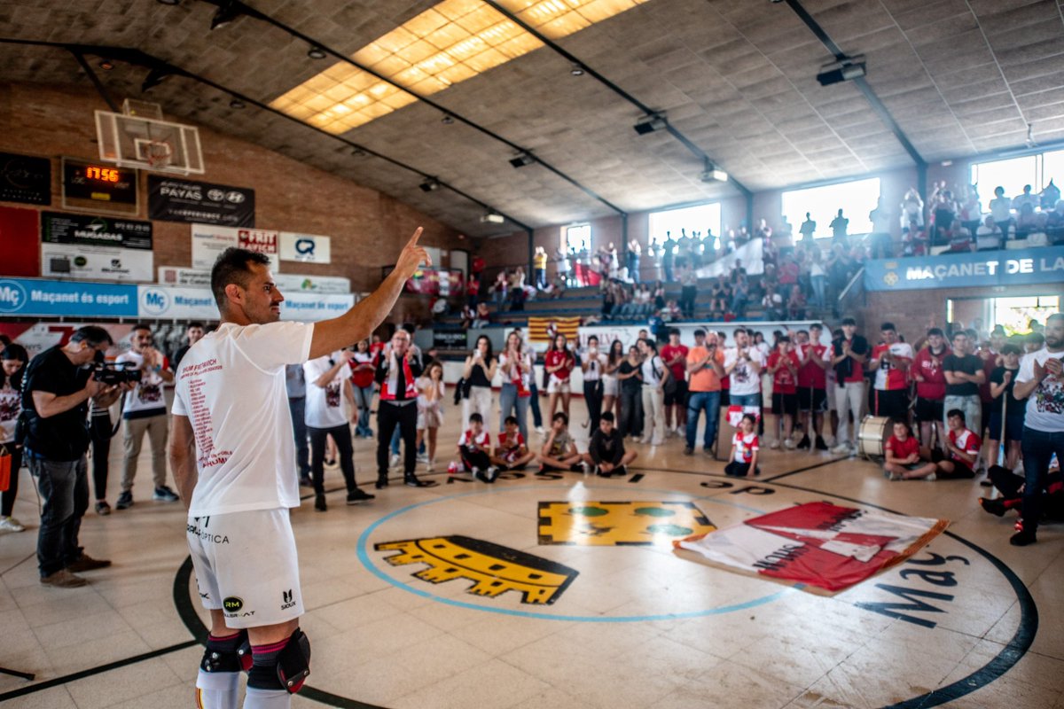 NataliaFigueras's tweet photo. Som d’OK LLIGA ❤️🤍

#ViscaElShum!
#OrgullMaçanetenc

📸 de @rubengarsi https://t.co/0hQMgDzrSf