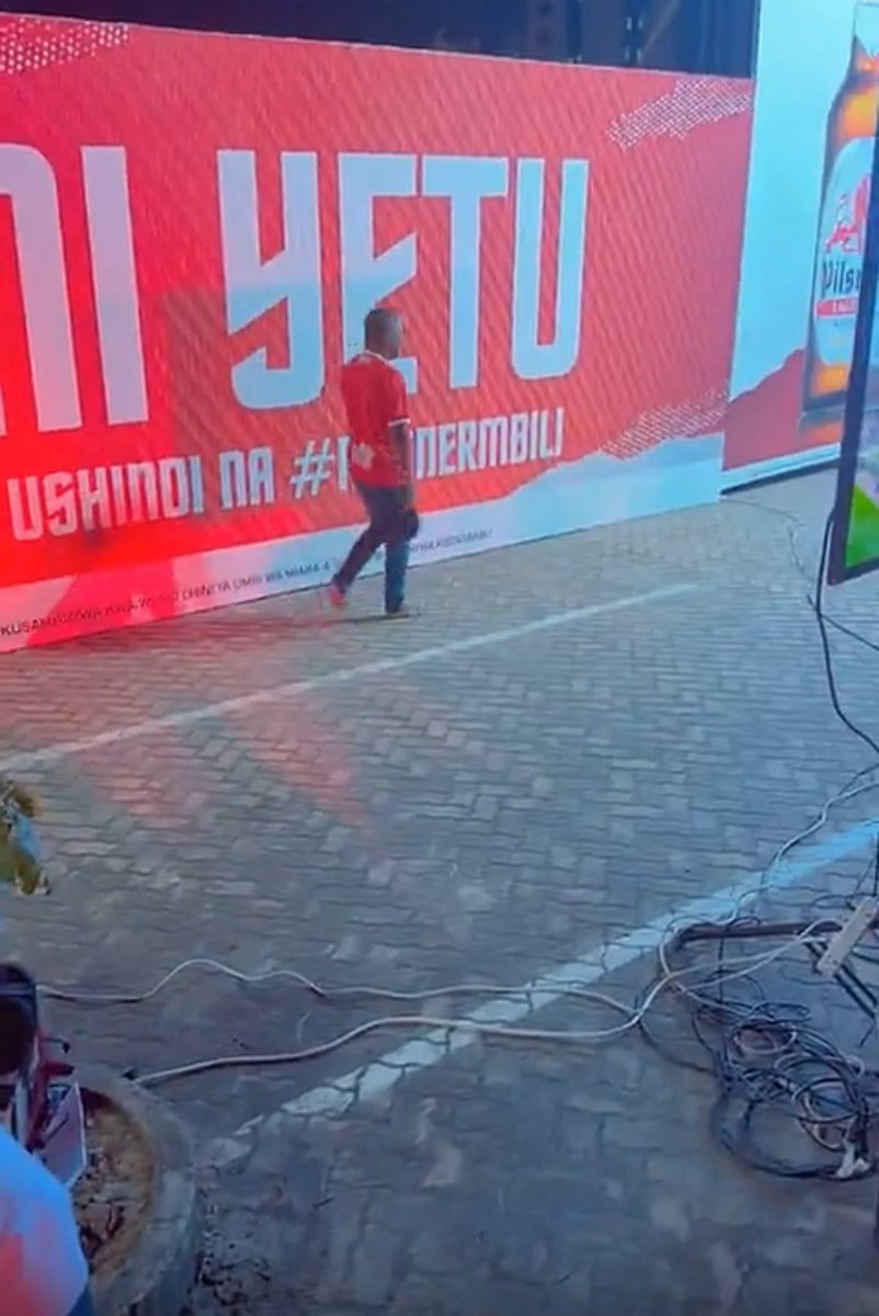 StanyLwista's tweet photo. Jamaa kavua viatu half time🤣🤣🤣🤣 https://t.co/P68ymHOcu7