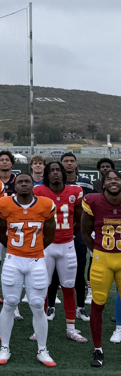 ArrowheadLive's tweet image. Here since yall wanna be weirdos and shit. Is this better for yall?
Anyway…first look at @RoyalsJalen in a Chiefs uni