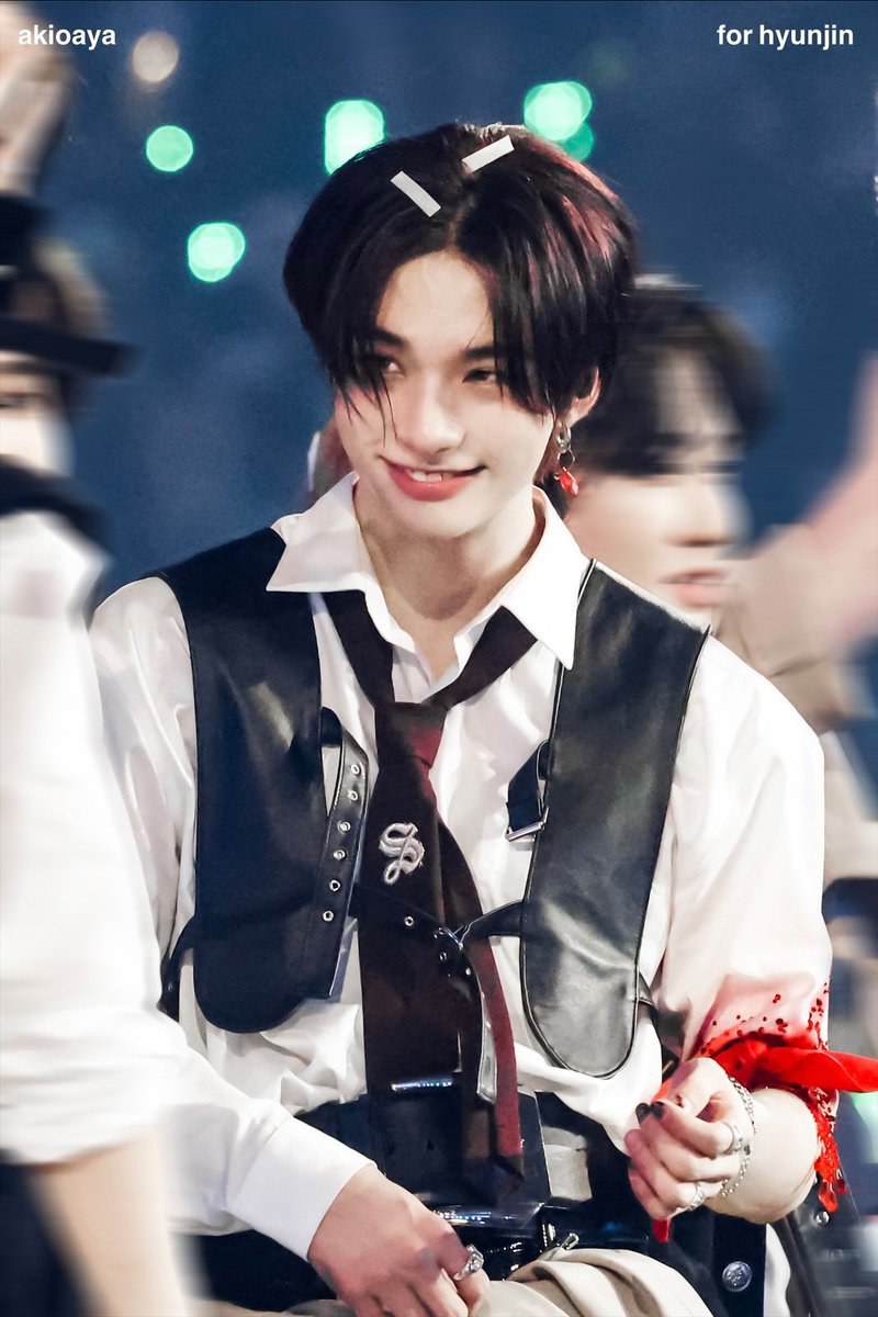 hyunjin pov                     lee know pov