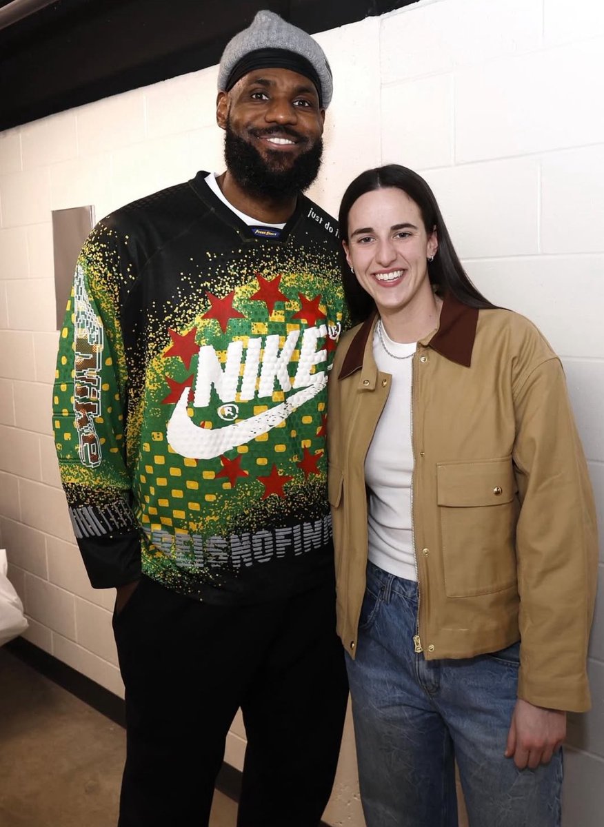 CraigVargaLone's tweet photo. Lebrons beard reminds me of something else in this picture #HairyWoman #LetItFly https://t.co/dHHRZOg8lV