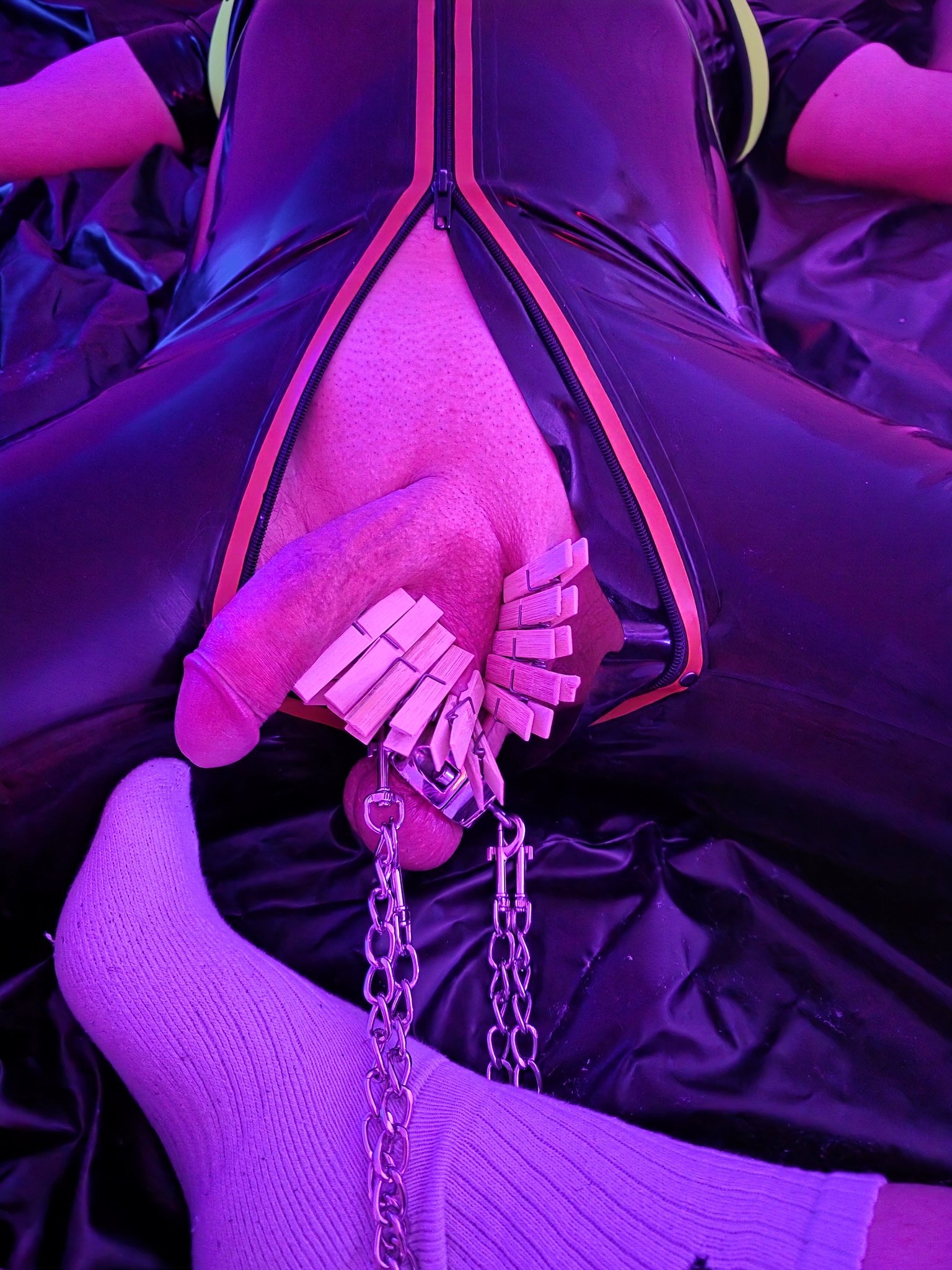 It pains so good ... #latex #rubber #bdsm https://t.co/K7mtS8A0Ns