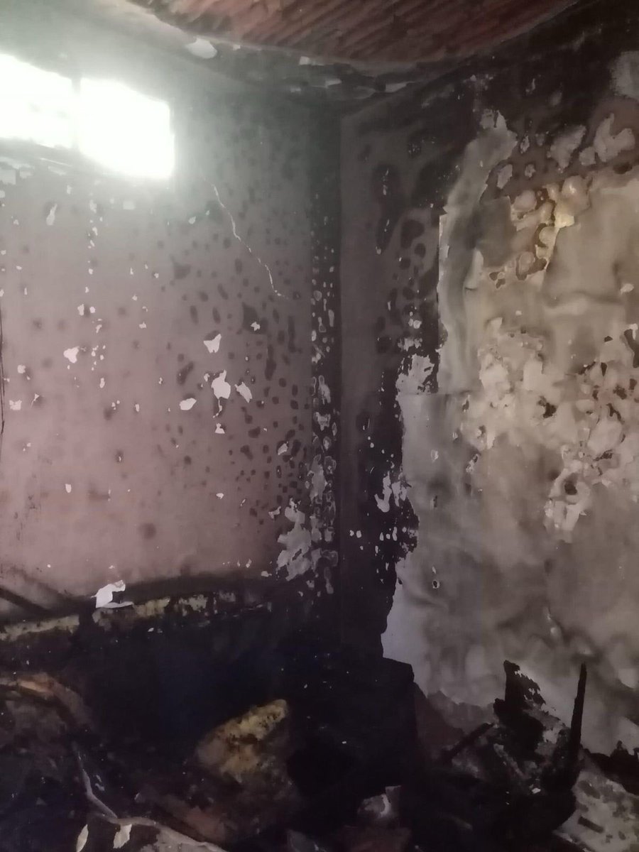 Souleima___'s tweet image. 🚨🚨
Chers frères et sœurs,

Il y a 9 mois, la maison de mes parents a pris feu. 
Tout a été réduit en cendres : meubles, vêtements, souvenirs.. il ne reste rien.
Depuis, mes parents vivent chez ma tante, privés d’intimité, de stabilité, de paix. Même l’État nous a tourné le dos.