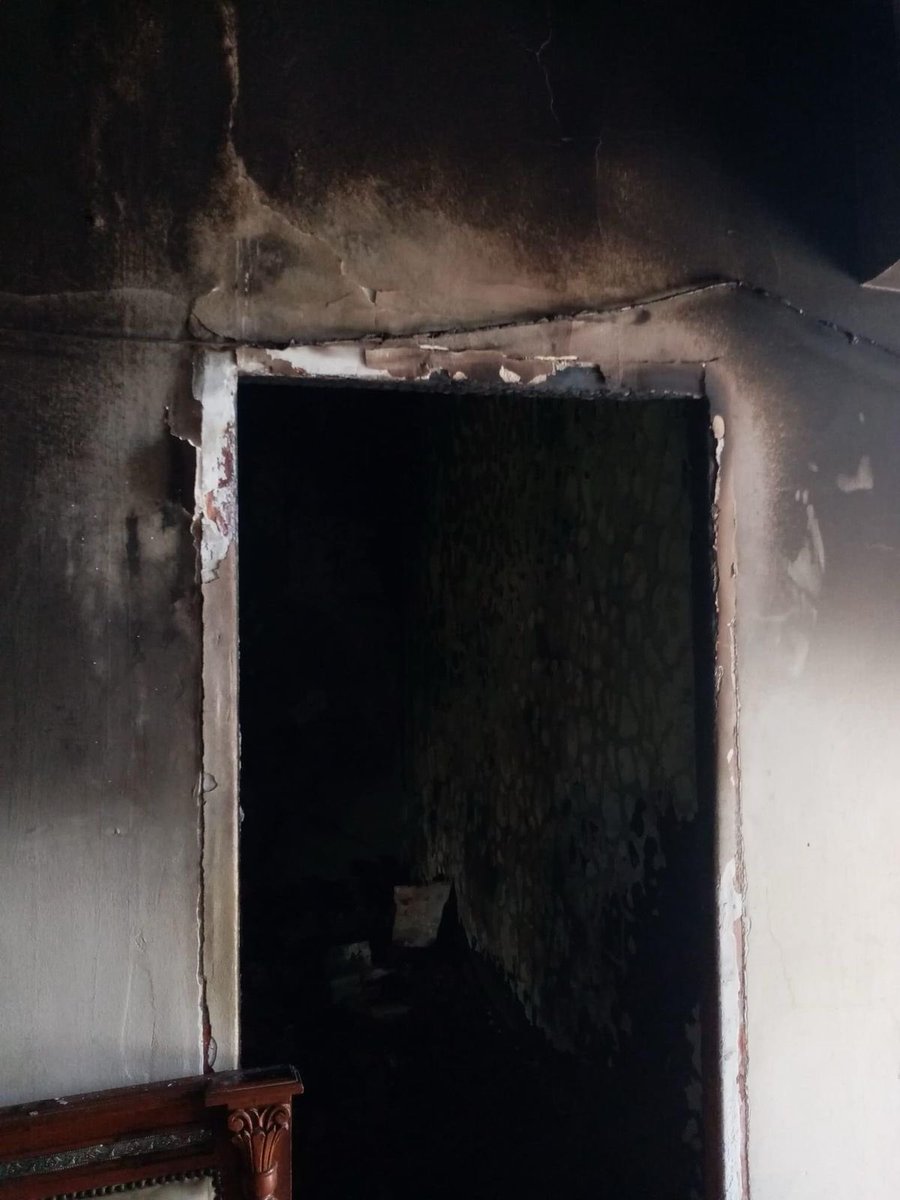 Souleima___'s tweet image. 🚨🚨
Chers frères et sœurs,

Il y a 9 mois, la maison de mes parents a pris feu. 
Tout a été réduit en cendres : meubles, vêtements, souvenirs.. il ne reste rien.
Depuis, mes parents vivent chez ma tante, privés d’intimité, de stabilité, de paix. Même l’État nous a tourné le dos.