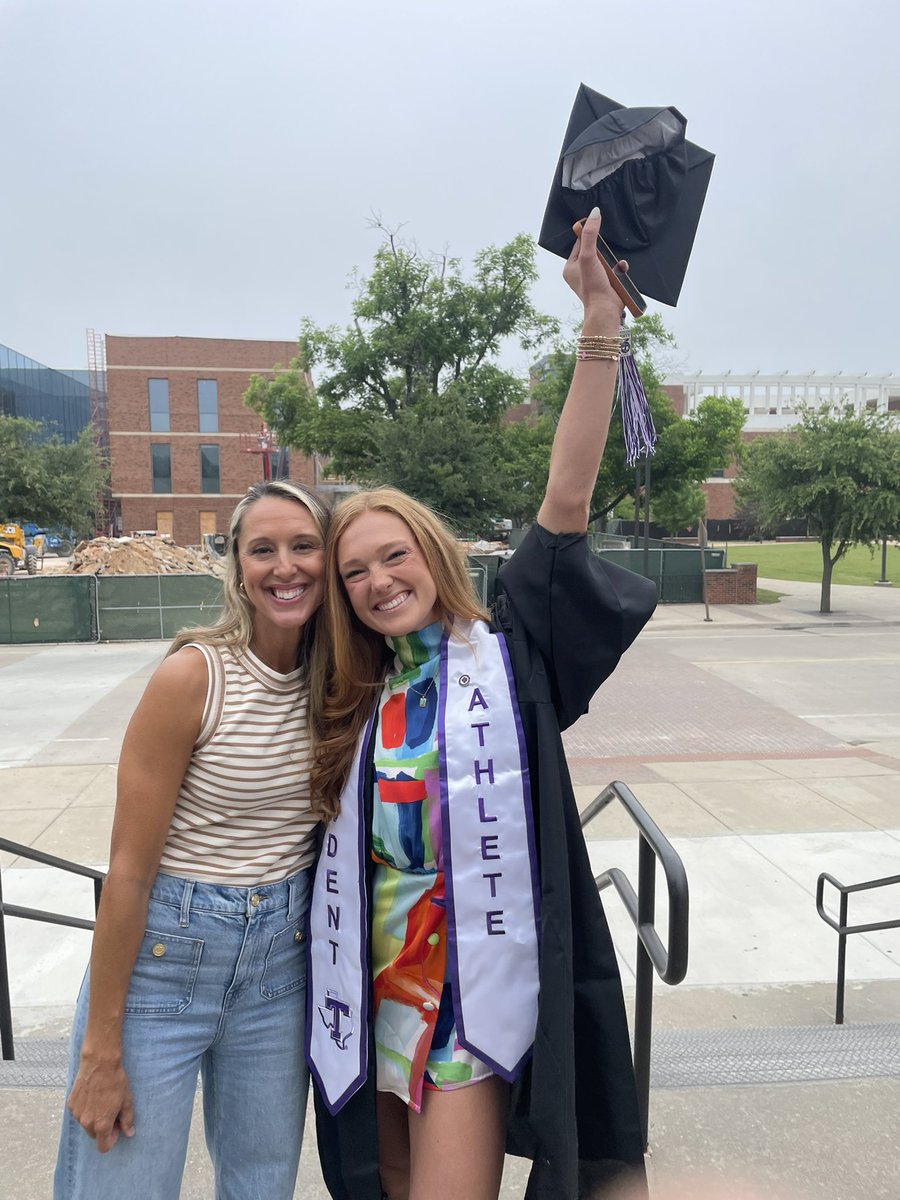 And now it’s Emma’s turn 💜 

Congrats to Emma Halcomb on graduating today! 🎓