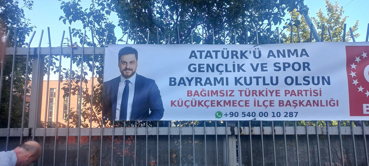 Kucukcekmebtp34's tweet photo. Küçükçekmece'mizi Atatürk'ü Anma Gençlik ve Spor Bayramı pankartlarımızla donatıyoruz.
#btp #bağımsıztürkiyepartisi #kucukcekmece https://t.co/KmdM9rlbWp