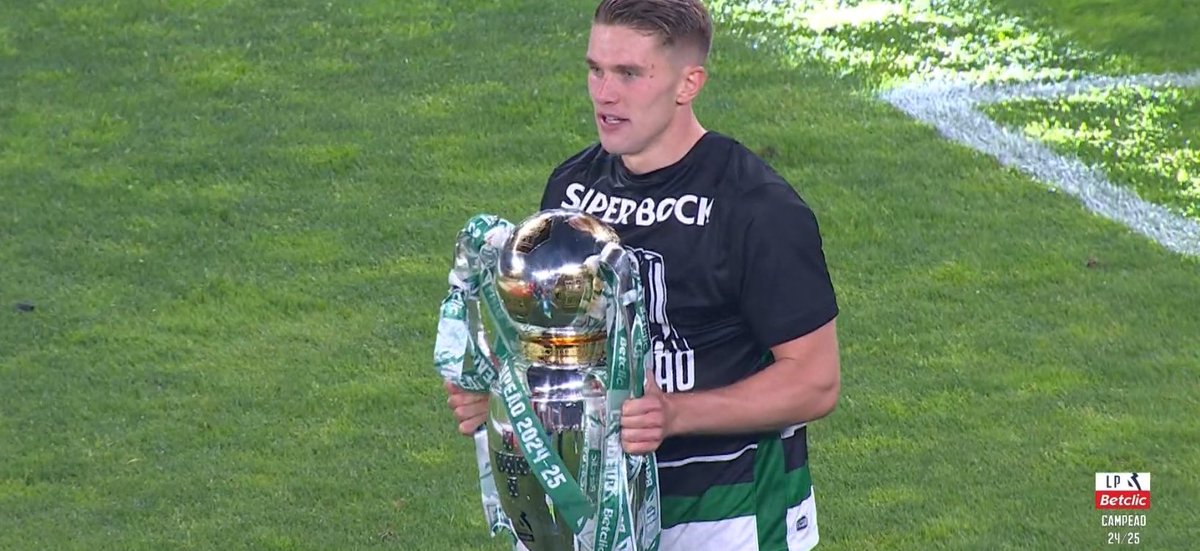 SwedeStats's tweet image. Viktor Gyökeres with the trophy!