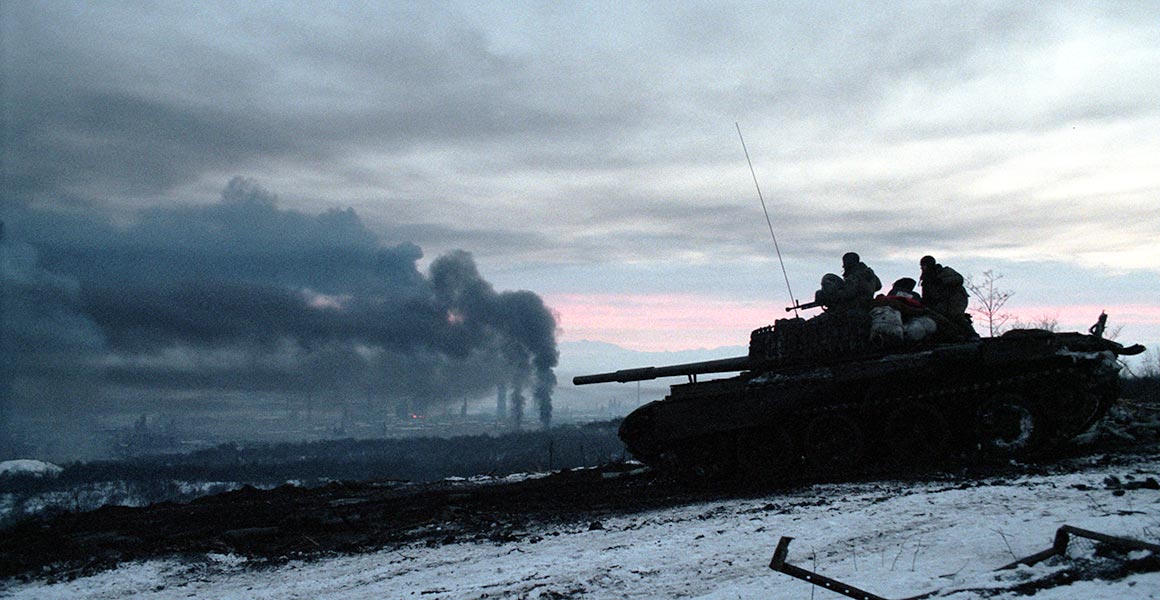 A very cinematic pic of a T-62 outside of Grozny, January 2000, 2nd Chechen War.