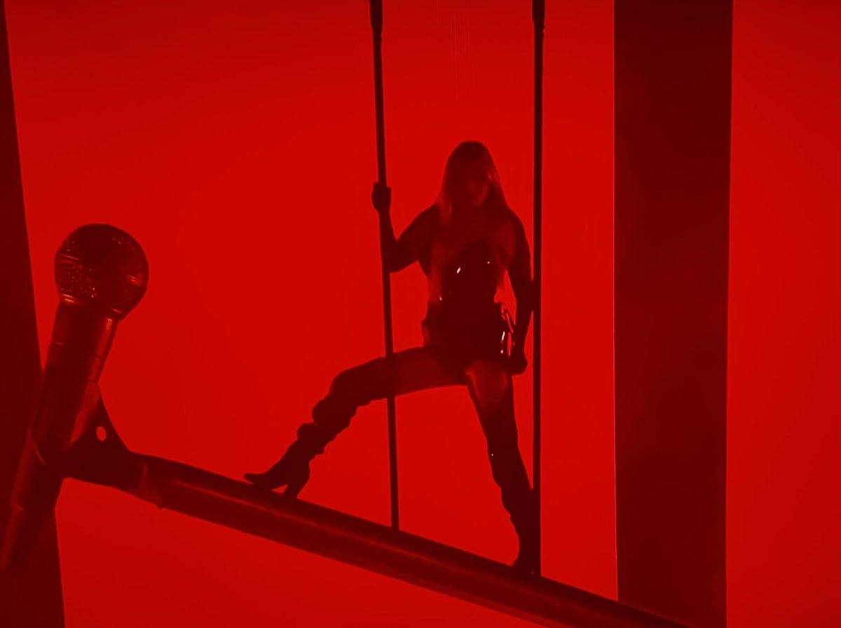 Ich Komme just had the bar let out the loudest SCREAM at the night 

Finland might be winning this?!? #Eurovision2025 #EurovisionSongContest