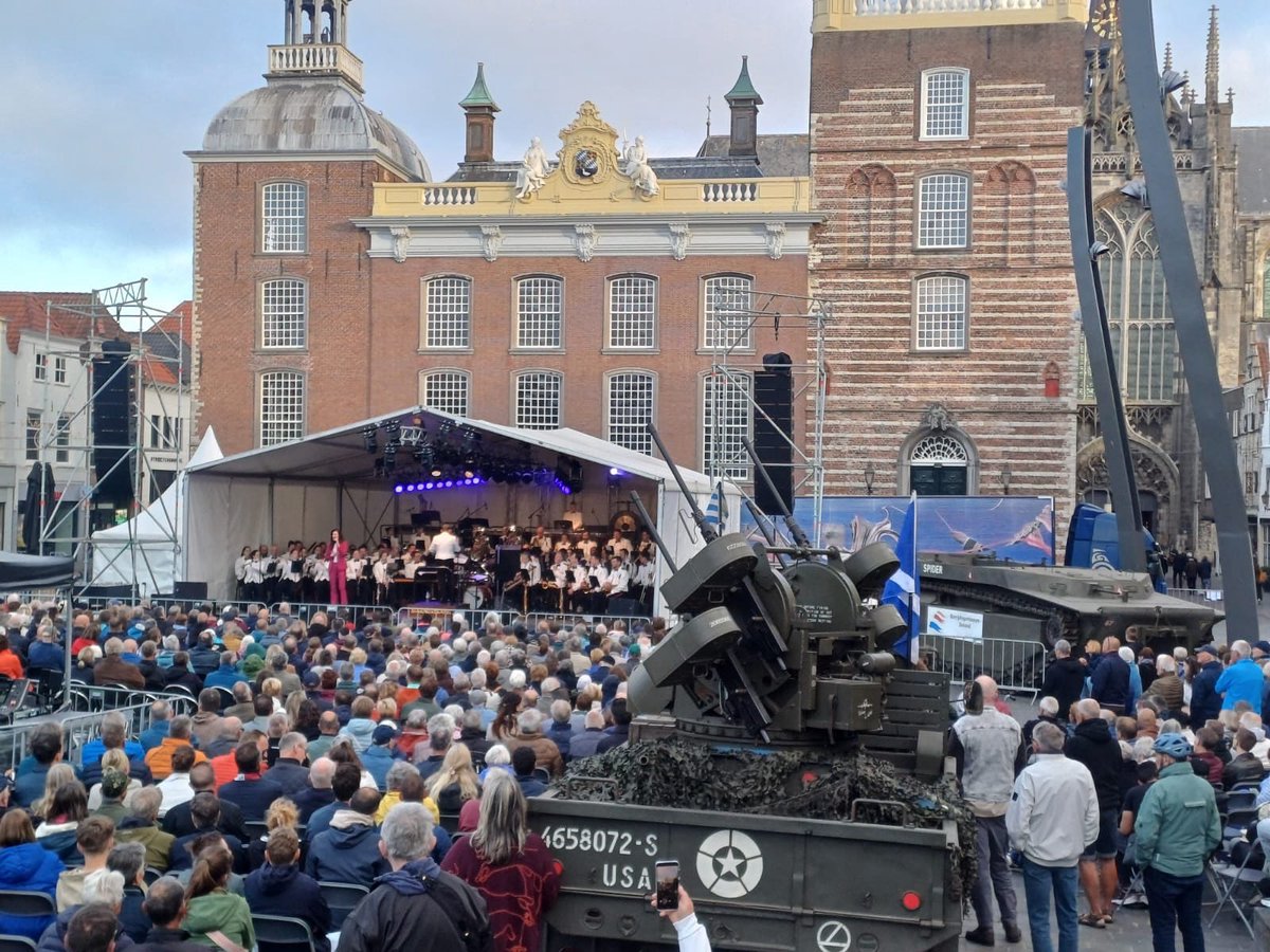 Vanavond gaven we de markt in Goes extra sfeer bij het concert van de Marinierskapel, in het kader van 80 jaar vrijheid. Een avond vol muziek en verbondenheid! 🇳🇱✨
#80jaarvrijheid #Goes #Marinierskapel #BevrijdingsmuseumZeeland #VierVrijheid #muziek #vrijheid #Zeeland