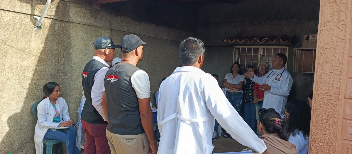 GuanipaMrt2's tweet photo. Donde quiera que se ame el arte de la medicina se ama también la humanidad #Tupamaro se encuentra activo con la Brigada de Salud más su Resp Omar Márquez para la Dispensarización en el sector José María Vargas II 
#TupamaroEjemploDeLucha https://t.co/QtbB92fbAM