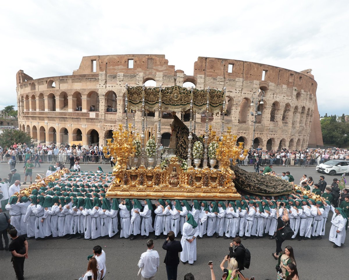 La Esperanza ante el Coliseo. Un hito sin precedentes en la proyección internacional de la Semana Santa andaluza.
#ProcesiónRoma25 #Málaga #EsperanzaEnRoma #Jubileo2025