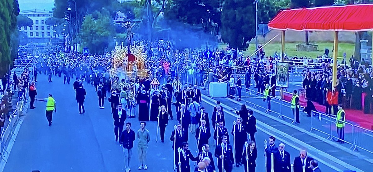 Cuánto le debe la gran procesión a <a href="/canalsur/">CanalSur</a> Si no es por la retransmisión...
En Roma, cero alusiones en la prensa. 
<a href="/EmbEspSantaSede/">EmbEspSantaSedeSMOM</a> <a href="/Pontifex_es/">Papa León XIV</a>