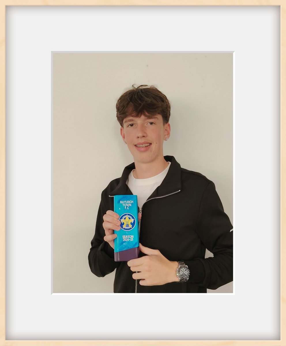 🔵 2024/25 AWARDS 🔵
Our Development Team Supporters Player of the Year went to Harrison Smith.