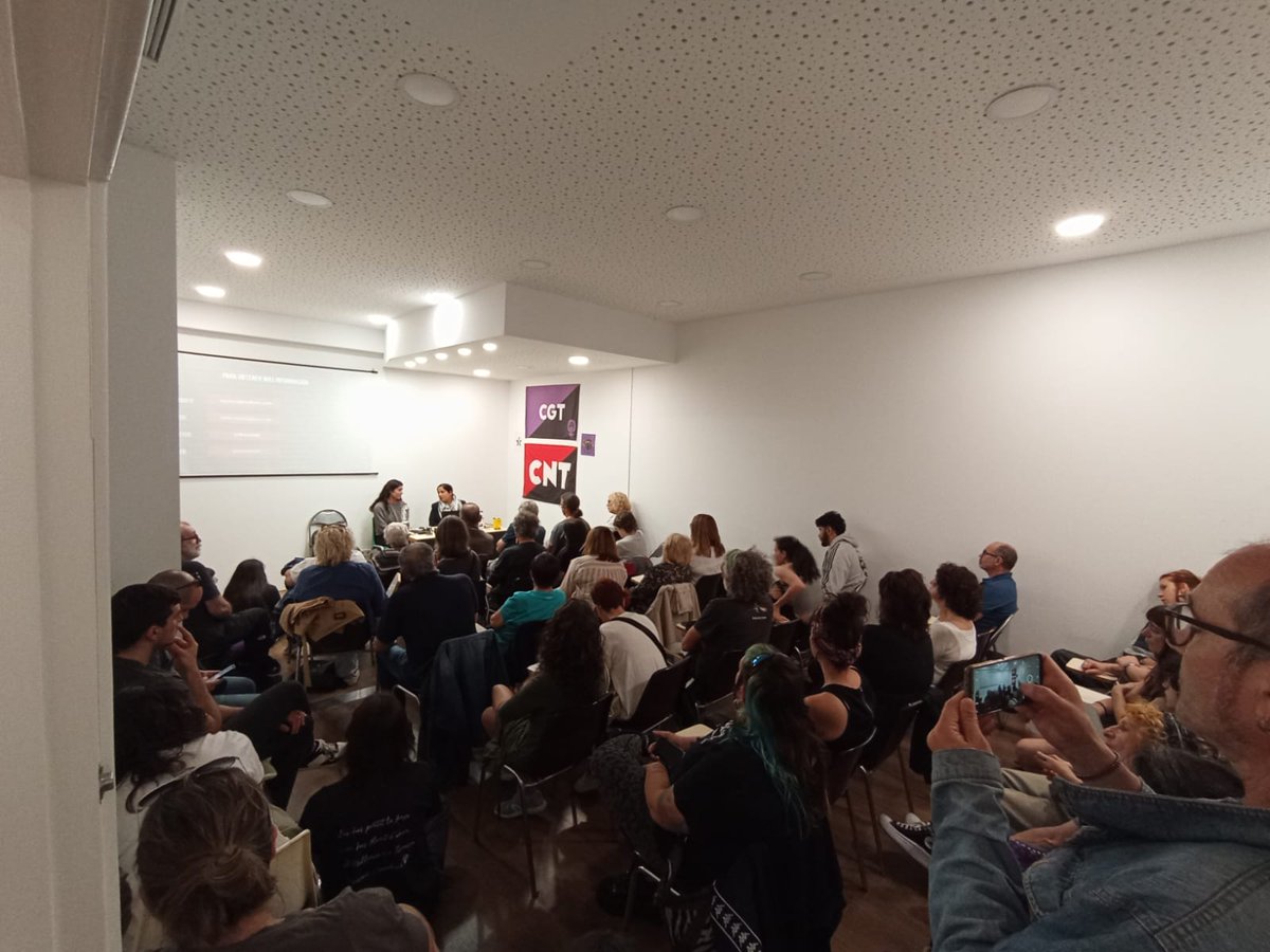 sadtrs_cgt's tweet photo. Plena la sala de la CGT de Terrassa per sentir la conferència de la Malalai Joya. Una vida dedicada a defensar els drets de les dones i contra els senyors de la guerra d'Afganistan. https://t.co/efcIFiePSb