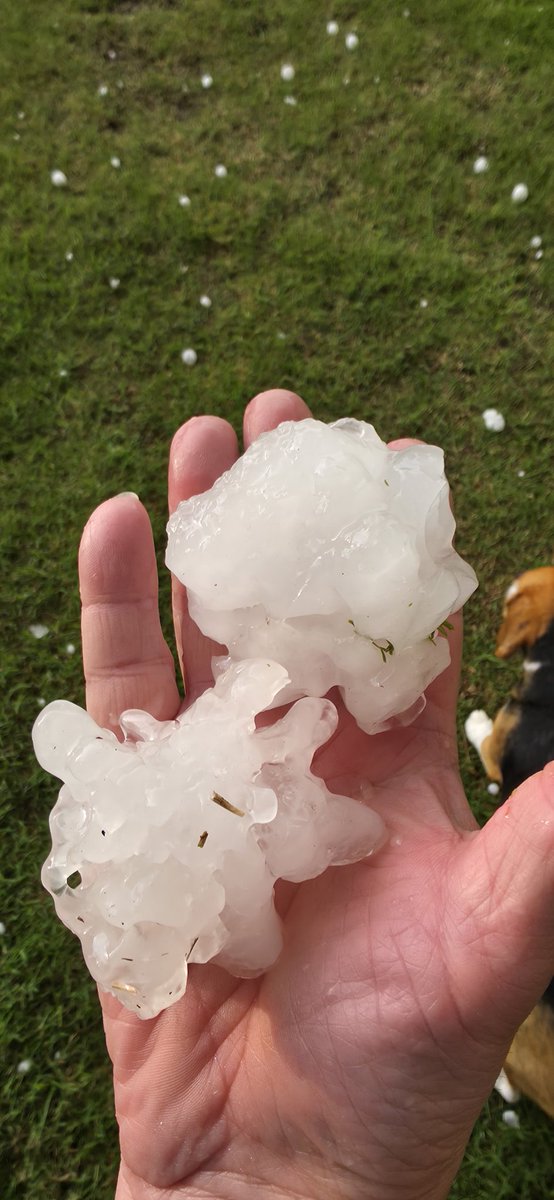 ⚠️⛈️ #URGENTE Tormenta severa acaba de afectar a la ciudad de Rosario, con caída de granizo de diversos tamaños.