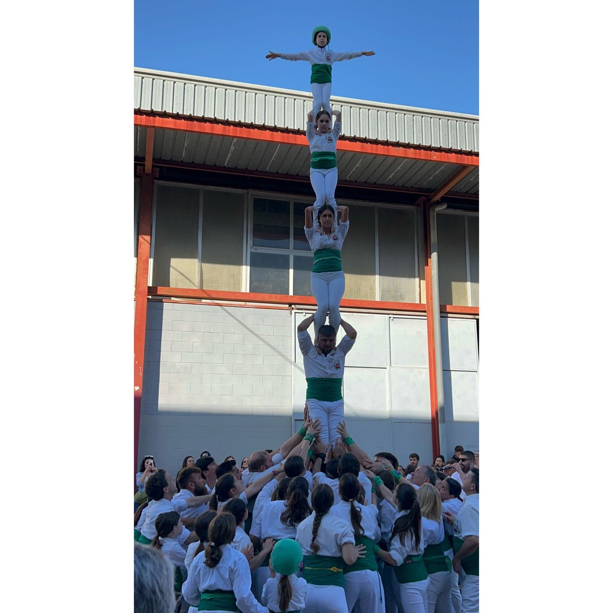 FalconsVFP's tweet photo. Avui per les Fires de Maig, hem tingut la primera actuació important de la temporada, on hem realitzat les següents figures:

- Pilar de 5ps
- Escala de 10
- 9 pilars de 3
-  Pira 6/5
- 3d6a
- 2 torretes
- Piràmide drets de 5
- 2 pilars de 4ps

#falconscat #falconsvfp #vilafranca https://t.co/3VO1ZKtpZF