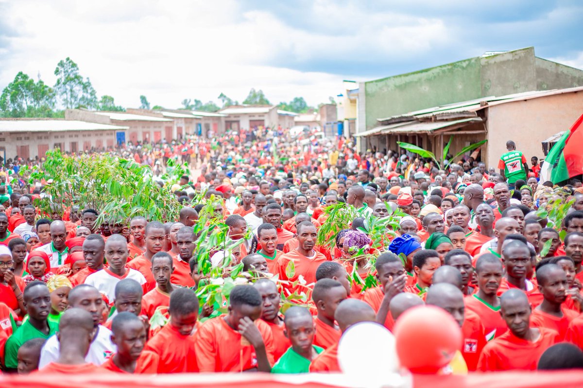CnddFddBuhumuza's tweet photo. #Burundi Kuruno musi igenekerezo rya 17/5/025 Imyiyamamazo yabandanije mu mazone yose agiz intara ya #Buhumuza. Muri komine #Muyinga bakorey muri zone #Kayenzi, #Kiremba, #Higiro na #Cumba.Hose ubutumwa ni bumwe kuzohunda amajwi umugambw @CnddFdd .
@DorianeMunezero
#Tsinda2025 https://t.co/lCWNkNOjA6
