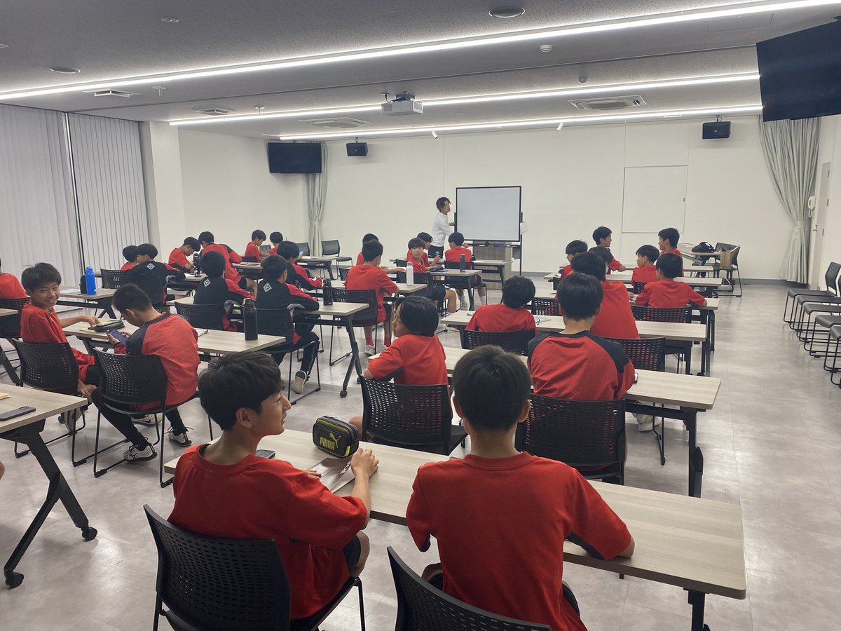 5/16
ミーティング
いつも素晴らしい施設を提供していただきありがとうございます　#オブリック株式会社
フィジカル測定の振り返りと今後について　#株式会社F&amp;V の小澤さんに講義をしてもらいました。
スタートはみんな同じ
誰が抜けだすか！
見えない努力と見える努力‼️
#FujinomiyaCity FC