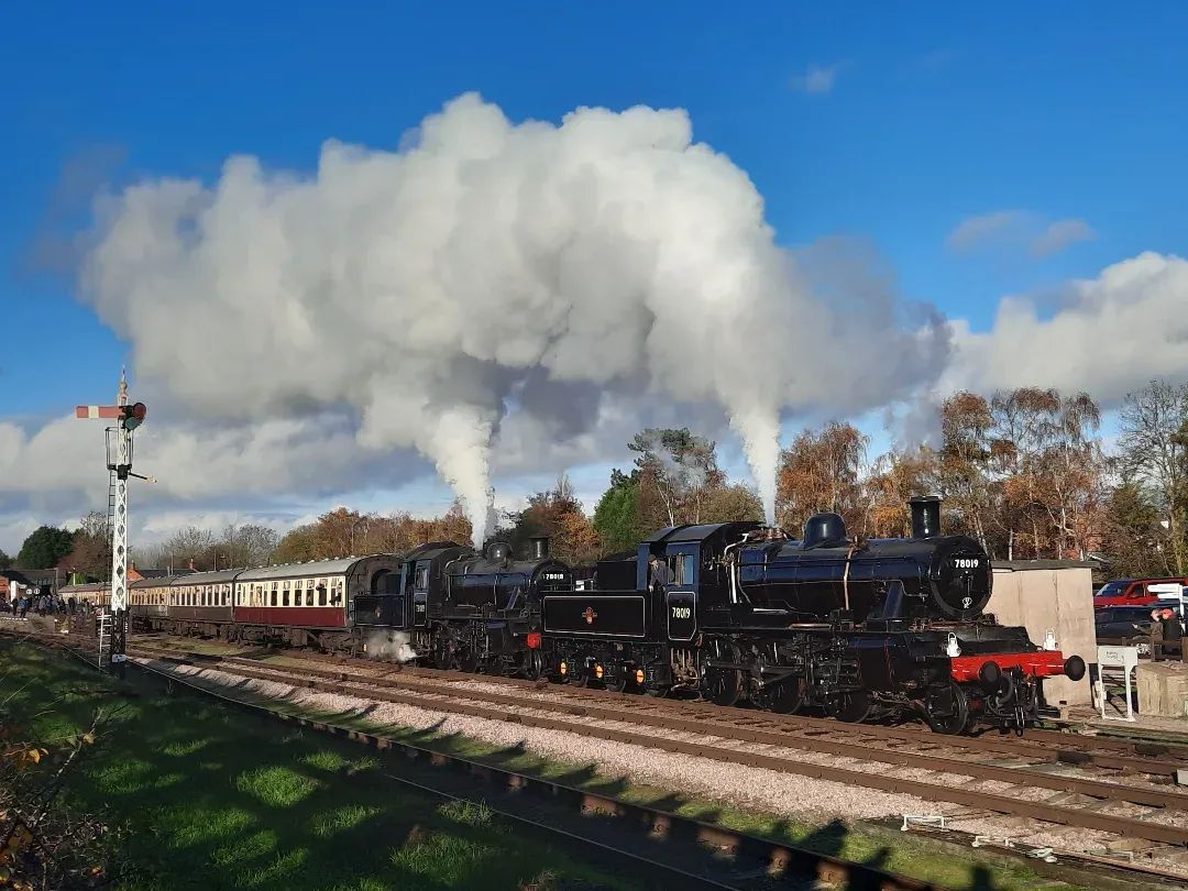 BJendenrailway's tweet photo. BR Standard 2 Nos. 78019 and 78018 passing Quorn and Woodhouse - 19th November 2022.

#78018 #78019 #greatcentralrailway #brstandardclass2 #Standard2 #steamlocomotivephotogtaphy #steamlocomotive #steamfix #britishrailways #Trainspotter #trainspotting #ukrailwayenthusiasts https://t.co/SzPLuDBujx