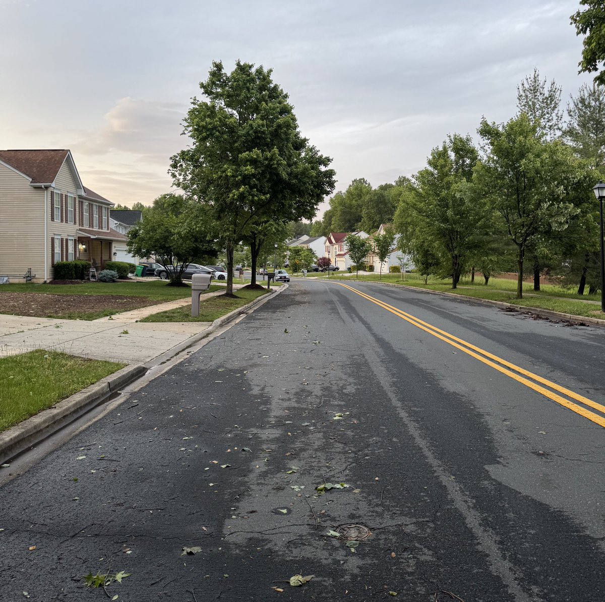 SteveNdukwu's tweet image. This is crazy! 
The area I stayed in, in Maryland America. It rained heavily last night, and in 30 seconds the electricity went off. 
There was no light for 5 hours, but guess what? I never saw it on the news, not on social media. No where!