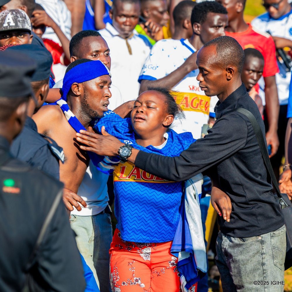 Jean_PaulMugabe's tweet photo. Minister of Sports, Nelly Mukazayire, Speaks Out ! She announced that the ministry is ready to follow up on the chaos that occurred during the Bugesera FC vs Rayon Sports match this Saturday.
#RwandaSports #RayonSports #BugeseraFC #SportsLeadership #MatchIncident https://t.co/phmmBXabus
