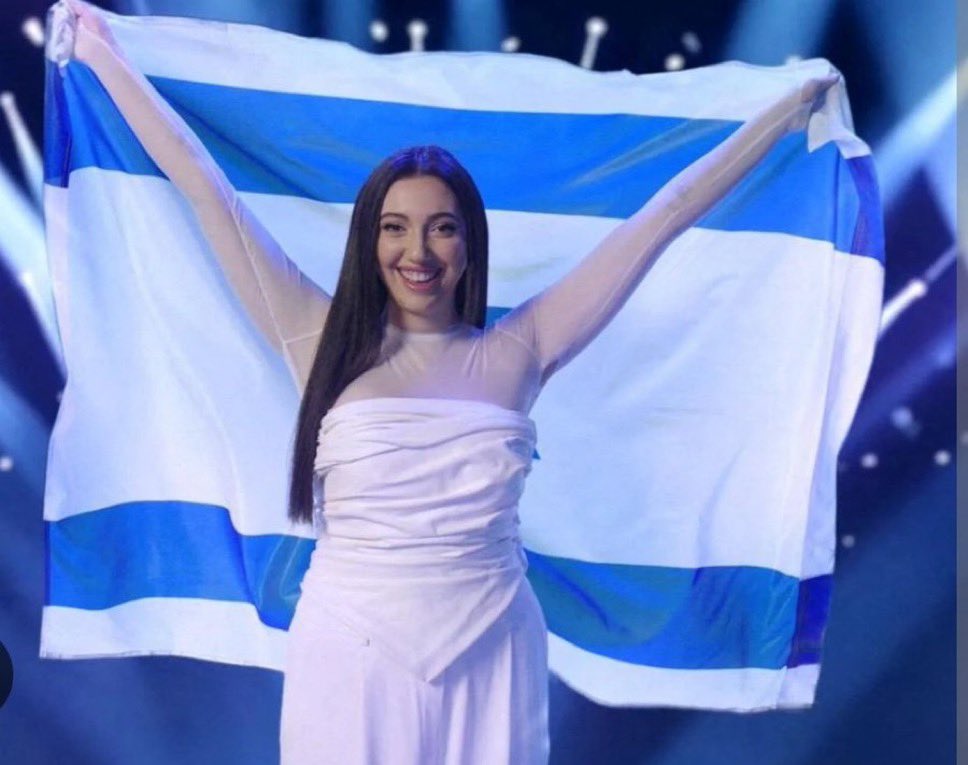 Yuval Raphael tiene 24 años y está viva porque el 7-O se escondió debajo de los cadáveres de sus amigos cuando atacaron el festival de música en el que se encontraba. 

“Fui testigo de horrores indescriptibles.Amigos y desconocidos fueron heridos y asesinados ante mis propios